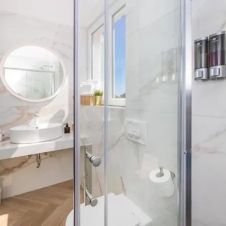 D&l, Free Parking On-site Penzion