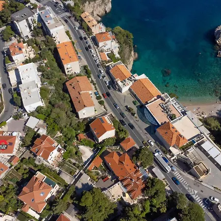 D&l, Free Parking On-site