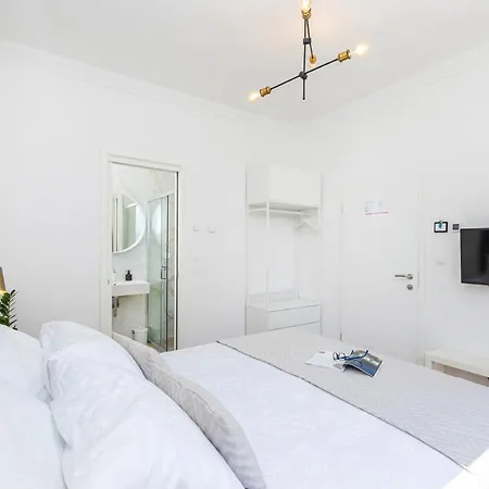 D&l, Free Parking On-site